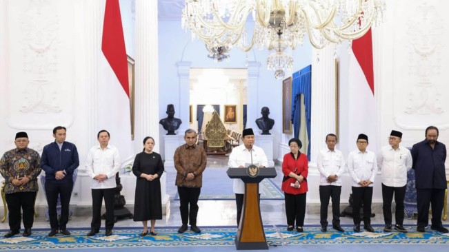 Presiden Prabowo Subianto bersama jajaran kabinet dan Ketum Partai menggelar konfrensi pers. [Instagram]